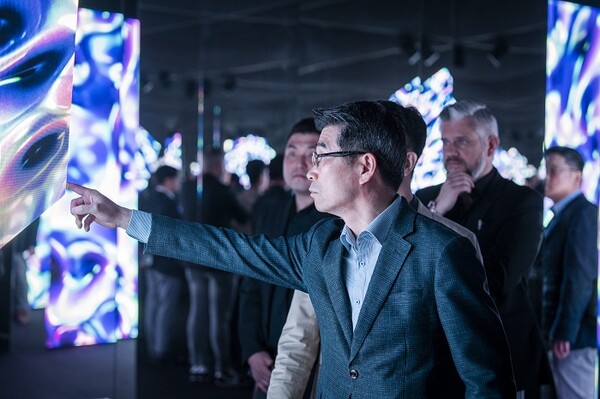 ▲송호성 기아 사장이 Opposites United 전시를 관람하고 있다. ⓒ기아