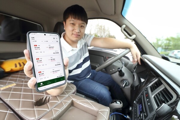 ▲차주가 브로캐리 스마트폰으로 브로캐리 2.0을 이용하는 모습. ⓒKT