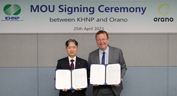 ▲권원택 한국수력원자력 원전사후관리처장(왼쪽)과 필립 아트롱 ORANO 아시아 사장이 25일 한수원 경주 본사에서 업무협약을 개정하고 있다. ⓒ한국수력원자력