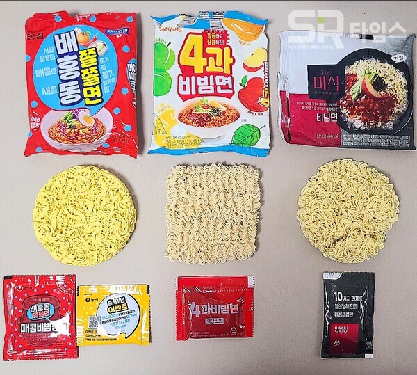 ▲각사 비빔면에 들어있는 구성품. ⓒ박현주 기자