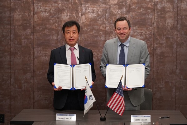 ▲이흥주 한국전력공사 해외원전부사장(왼쪽)과 스캇 스트라직 GE Vernova 사장이 청정수소 발전 기술개발을 위한 양해각서를 맺은 뒤 기념촬영을 하고 있다. ⓒ한국전력공사