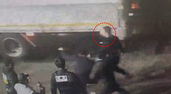 ▲지난 26일 저녁 택배노조 간부 B씨가 CLS 직원을 폭행해 경찰에 현행범으로 체포됐다. ⓒ쿠팡