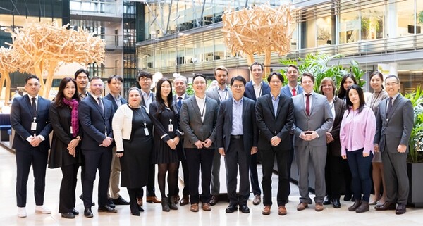▲박상규 SK엔무브 사장(앞줄 오른쪽에서 다섯번째)이 지난 13일(현지시각) 네덜란드 암스테르담 SK엔무브 유럽법인을 방문해 관계자들과 기념 사진을 촬영하는 모습. ⓒSK엔무브