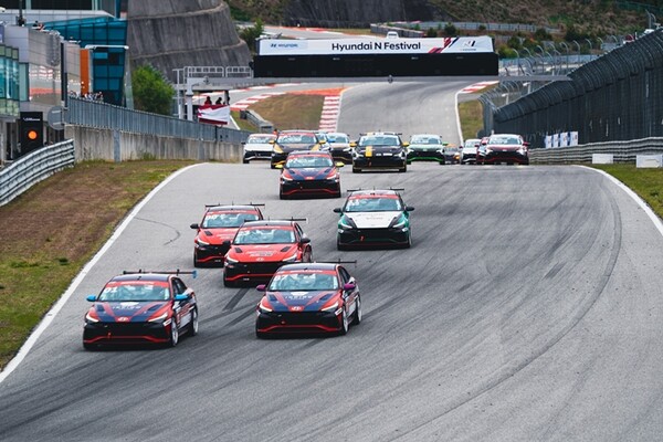 ▲현대 N 페스티벌 아반떼 N컵에서 아반떼 N 레이스카가 경주하고 있다. ⓒ현대자동차