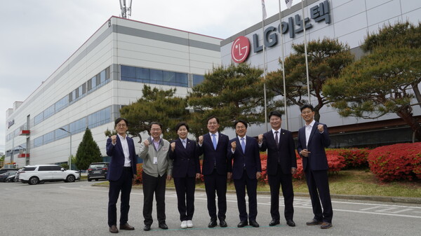 ▲왼쪽에서 세 번째 양향자 국회의원(무소속)은 28일 LG이노텍 광주사업장을 방문했다. ⓒ양향자 의원실