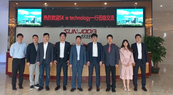 ▲서정흔 SK아이이테크놀로지 마케팅실장(오른쪽에서 네번째), 왕밍왕 신왕다 EV배터리유한공사 동사장(오른쪽에서 다섯번째) 등 양사 관계자들이 중국 심천 신왕다그룹 본사에서 분리막 공급 협력 강화 MOU를 체결한 뒤 기념사진을 촬영했다. ⓒSK이노베이션