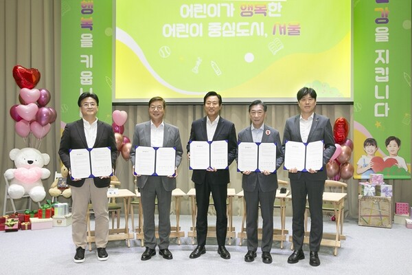 ▲최재호 현대자동차 경영지원본부장, 황영기 초록우산어린이재단 회장, 오세훈 서울시장, 오준 세이브더칠드런 이사장, 김무성 KT ESG경영추진실장(사진 왼쪽부터)이 어린이 행복 프로젝트 업무협약을 맺고 기념 촬영을 하고 있다. ⓒKT