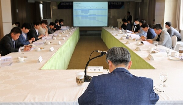 ▲이한철 산업통상자원부 산업환경과 과장이 일진제강, 프론텍, 에스씨티, 호그린에어, 아주스틸 관계자들의 발표를 듣고있다. ⓒ일진제강