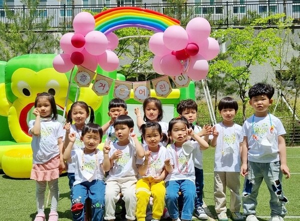 ▲광주전남혁신 2단지 어린이집 어린이들이 부영그룹이 전달한 티셔츠를 입고 기념사진을 촬영하고 있다. ⓒ부영그룹