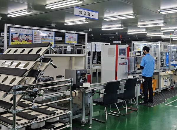 ▲KBI메탈 전장사업부 대구공장 작업자가 항온항습룸에서 모터단품의 성능을 검사하고 있다. ⓒKBI메탈