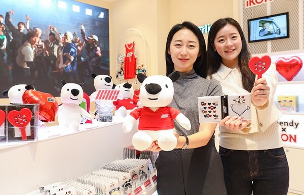 ▲8일 오전, 서울 영등포구 더현대 서울 3층 '에버라인' 매장에서 직원들이 ‘흰디 X 아이콘’ 굿즈를 소개하는 모습. ⓒ현대백화점