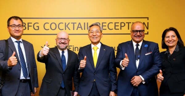 ▲왼쪽부터 박준우 BoA 서울지점 대표, 제임스 퀴글리(James Quigley) BoA 국제 기업·투자금융 부문 부회장, KB금융그룹 윤종규 회장, 라노비어 무커지(Ronobir Mukherji) BoA global Banking 부회장, 에드리언 블룸(Adrienne Bloom) BoA APAC 금융기관 기업금융 대표. ⓒKB금융그룹