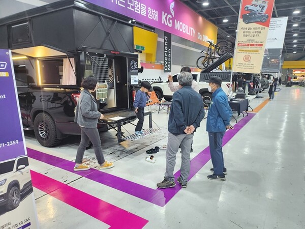 ▲KG모빌리티 튜닝 페스티벌 관람객들이 전시장을 관람하는 모습. ⓒKG모빌리티