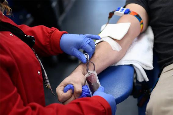 ▲미국 FDA가 동성 및 양성애자 남성도 헌혈을 할 수 있다고 밝혔다. ⓒPatrick T. Fallon/AFP