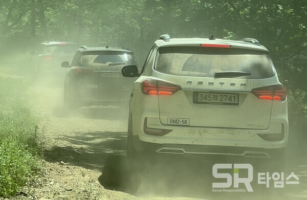 ▲강원도 화천 평화의 댐부터 옛 전두환 전망대 터까지 오프로드 주행에 나선 렉스턴 뉴 아레나 시승차. ⓒ김건 기자