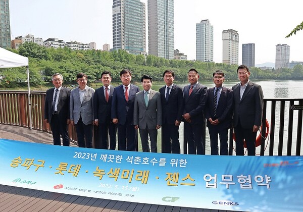 ▲(왼쪽부터)김만구 녹색미래 대표, 박상일 롯데월드 영업본부장, 김상우 롯데백화점 잠실점장, 류제돈 롯데물산 대표이사, 서강석 송파구청장, 이갑 롯데지주 커뮤니케이션실장, 감동훈 롯데칠성음료 홍보부문장, 최영광 롯데케미칼 커뮤니케이션부문장, 류영근 젠스 대표이사가 업무협약 체결 기념사진을 촬영하고 있다. ⓒ롯데물산