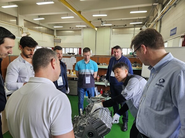 ▲글로벌 품질 및 서비스 담당 매니저들이 KG모빌리티의 정비 서비스 교육을 받는 모습. ⓒKG모빌리티