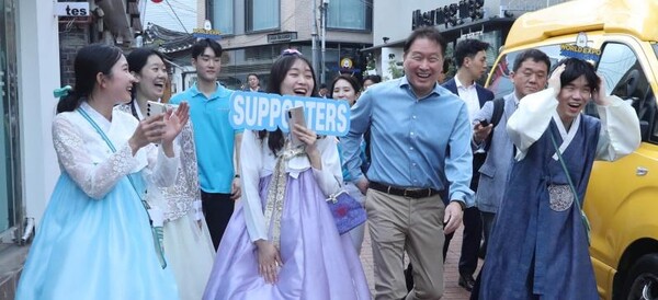 ▲대한상공회의소는 17일 국내외 청년층으로 구성된 '엑스포 서포터즈' 40여명과 함께 종로구 서촌 일대에서 2030 부산세계박람회(엑스포) 홍보행사를 가졌다. 최태원 대한상의 회장이 엑스포 서포터즈들과 함께 2030 부산엑스포 게릴라 홍보를 하고 있다. ⓒ대한상의