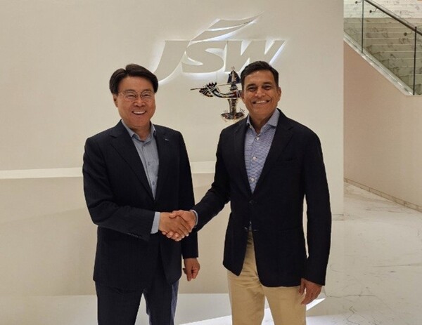 ▲최정우 포스코그룹 회장(왼쪽)과 사쟌 진달 JSW 회장이 악수를 하는 모습. ⓒ포스코