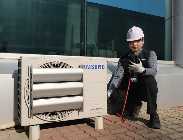 ▲삼성전자서비스 엔지니어 실외기 점검 모습. ⓒ삼성전자서비스