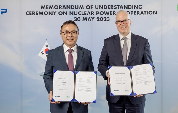 ▲황주호 한국수력원자력 사장(왼쪽)과 마르쿠스 라우라모 포툼 최고경영자가 상호협력을 위한 업무협약을 맺고 기념 사진을 촬영하는 모습. ⓒ한국수력원자력