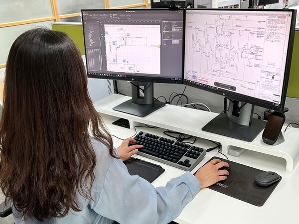 ▲현대엔지니어링 직원이 '공정 배관 계장도(P&ID) 자동 인식 시스템'을 이용한 설계 도면 인식 테스트를 진행하고 있다. ⓒ현대엔지니어링