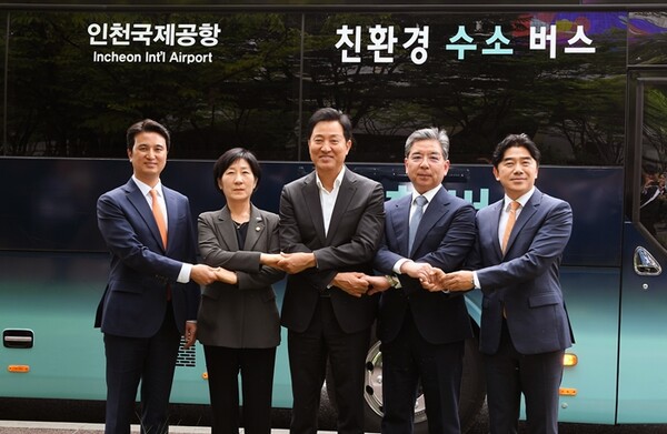 ▲추형욱 SK E&S 사장, 한화진 환경부장관, 오세훈 서울시장, 장재훈 현대자동차 사장, 이종호 티맵모빌리티 사장(사진 왼쪽부터)이 수소버스 앞에서 기념 촬영을 하고 있다. ⓒ현대자동차