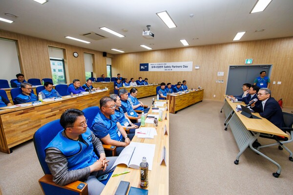 ▲권수영 DL이앤씨 토목사업본부장(오른쪽 첫 번째)이 지난 9일 대전 대덕연구단지에 있는 DL이앤씨 안전체험학교에서 토목사업본부 협력업체 최고경영자(CEO)들과 간담회를 실시했다. ⓒDL이앤씨