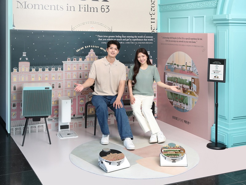 ▲삼성전자 모델이 맥스 달튼 대표작 ‘그랜드 부다페스트 호텔’ 일러스트와 삼성 비스포크 라이프를 모티브로 제작한 ‘비스포크 제트 봇 AI’ 스페셜 에디션을 소개하고 있다.  ⓒ삼성전자