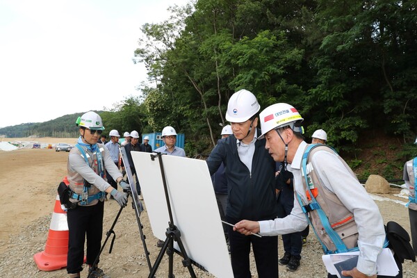 ▲이상래 행복청장(사진 가운데)은 지난 13일 행복도시 내 현장을 방문한 '낯내기' 사진이 공개됐다. 앞서 지난 3일 금호건설 주상복합 신축현장에서 근로자가 추락사하는 사고가 발생했다. ⓒ행복청