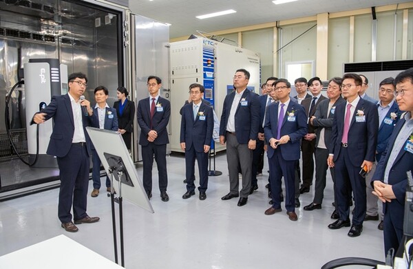 ▲정성부 한국기계전기전자시험연구원 선임연구원(사진 왼쪽)이 현대자동차그룹 관계자들에게 전기차 충전 인프라 품질인증센터 장비 등에 대해 설명하고 있다. ⓒ현대자동차그룹
