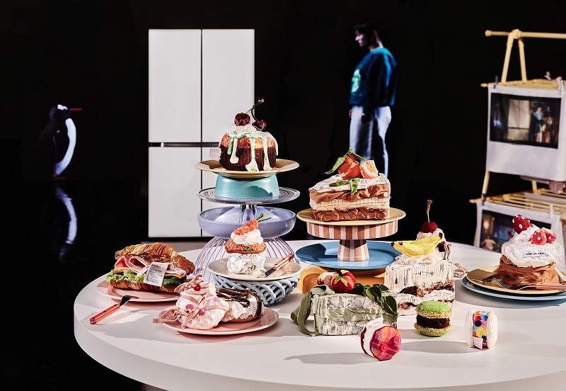▲김은하 작가가 광고 촬영에 사용한 의상들로 케이크, 도넛 등 다양한 식재료와 디저트를 모티브로 만든 작품 이미지.  ⓒ삼성전자