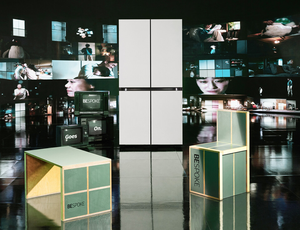 ▲이규한 작가의 비스포크 냉장고 새틴 세이지그린 패널과 촬영 세트장 가벽을 활용해 만든 테이블과 의자 세트 작품 이미지.  ⓒ삼성전자 