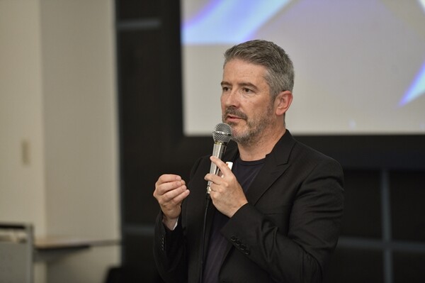 ▲질 비달 르노그룹 부사장이 국민대학교 학생들에게 디자인 특강을 하고 있다. ⓒ르노코리아자동차