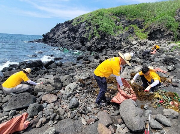▲하이트진로 임직원과 플로깅 운영단체 회원들이 환경정화활동을 하고 있다. ⓒ하이트진로