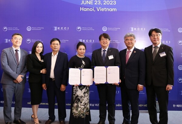 ▲정원주 대우건설 회장(오른쪽 두 번째)과 베트남 신재생에너지기업 TTA 응우엔 티 응옥 회장(가운데) 등 양측 관계자들이 지난 23일(현지시간) 하노이에서 사업 협력을 위한 양해각서 체결 후 기념 촬영을 하고 있다. ⓒ대우건설