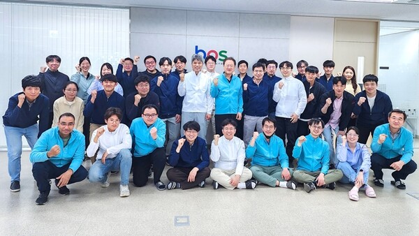 ▲박재홍 보스반도체 대표(사진 두번째 줄 오른쪽 여섯번째)와 임직원들이 최근 판교 실리콘파크 보스반도체 사무실에서 기념사진을 촬영했다. ⓒ현대자동차·기아