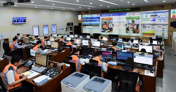 ▲한국전력공사 직원들이 지난 27일 전남 나주 본사 재난종합상황실에서 여름철 전력수요 급증에 대비해 '전력수급비상 모의훈련'을 시행하는 모습. ⓒ한국전력공사