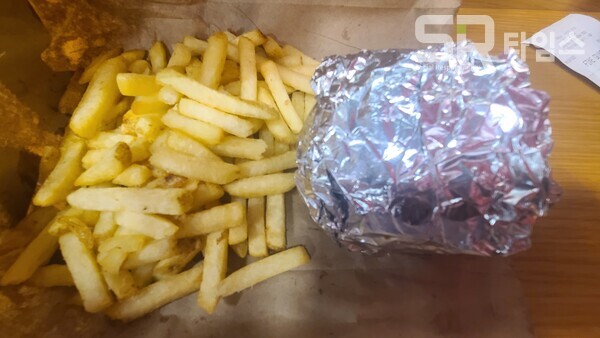 ▲감자튀김과 은박지에 쌓인 리틀버거. ⓒ박현주 기자