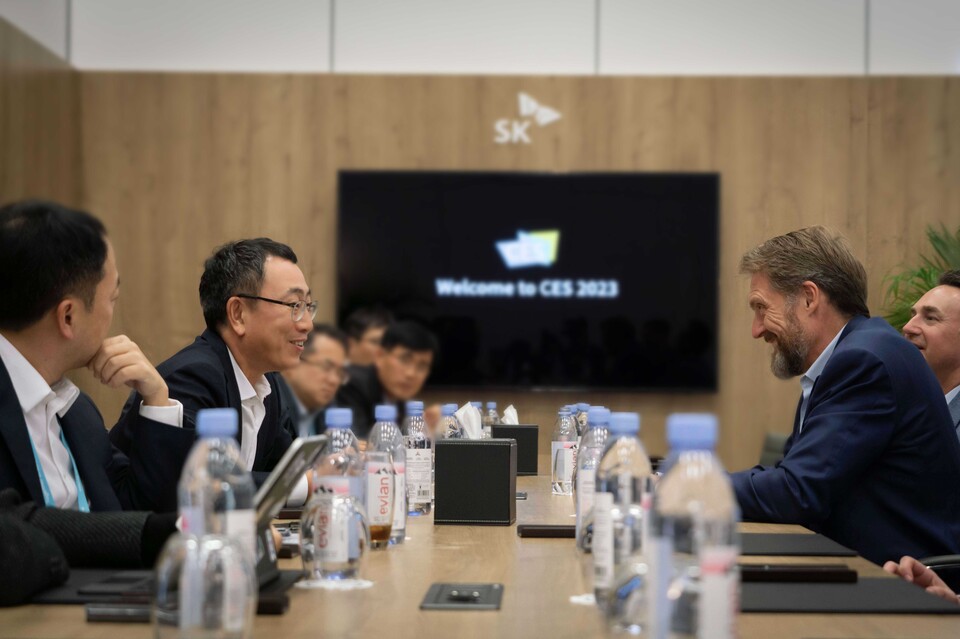 ▲올해 1월 미국 라스베이거스에서 열린 국제전자제품박람회(CES 2023)에서 유영상(왼쪽) SKT CEO와 조벤 비버트 조비 에비에이션 CEO가 회의를 하고 있다. ⓒSK텔레콤