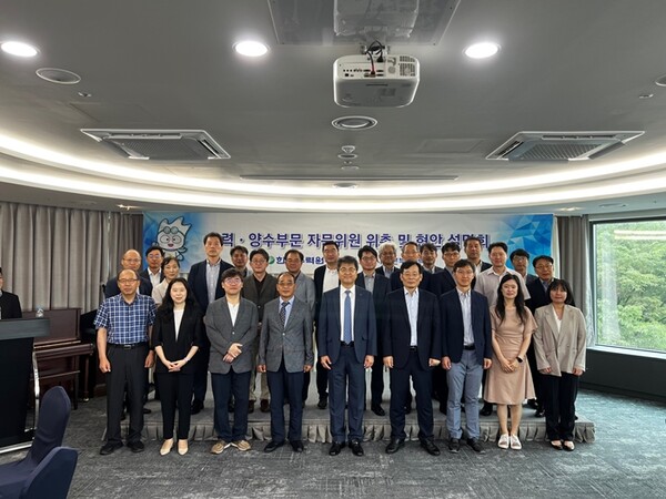 ▲장필호 한국수력원자력 그린사업본부장(사진 앞줄 가운데)이 30일 서울 올림픽파크텔에서 '수력·양수 부문 자문위원 위촉식'을 가졌다. ⓒ한국수력원자력