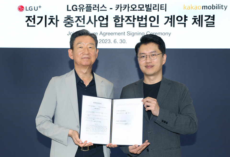 ▲지난 30일 판교 카카오모빌리티 본사에서 황현식(왼쪽) LG유플러스 대표와 류긍선 카카오모빌리티 대표가 계약 체결식을 진행하고 기념 사진을 촬영하고 있다. ⓒLG유플러스