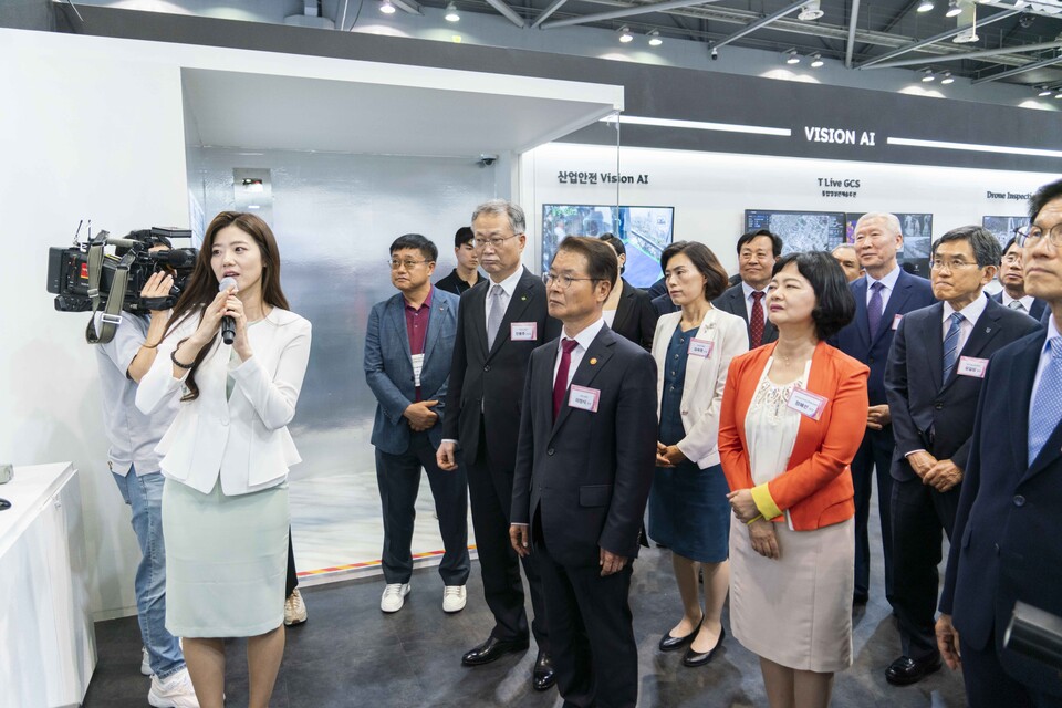 ▲3일 경기 고양시 킨텍스에서 열린 ‘2023 국제안전보건전시회’ SKT 부스를 방문한 이정식(가운데) 고용노동부 장관이 안전보건 관련 기술에 대해 설명을 듣고 있다. ⓒSK텔레콤