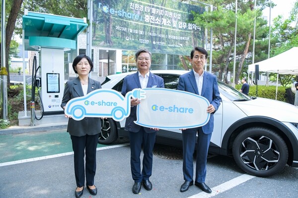 ▲한화진 환경부 장관, 곽영수 관저종합사회복지관장, 김동욱 현대자동차그룹 부사장(사진 왼쪽부터)이 3일 대전 관저종합사회복지관에서 전달된 전기차와 충전기 앞에서 기념 촬영을 하는 모습. ⓒ현대자동차그룹