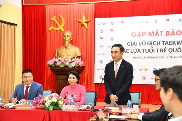 ▲베트남 하노이에서 CJ National Youth Taekwondo Championship 기자간담회가 열렸다. (사진 왼쪽 부터 부 쑤언 타잉 베트남 체육총국 엘리트1팀 부팀장, 레 티 황 엔 베트남 체육총국 부국장, 김유상 CJ(주) 스포츠마케팅 담당 상무). ⓒCJ