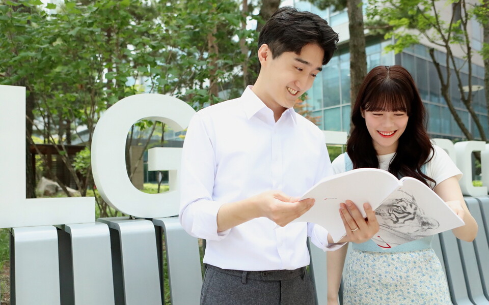 ▲LG이노텍 직원들이 최근 발간된 2022-2023 지속가능보고서를 살펴보고 있다. ⓒLG이노텍