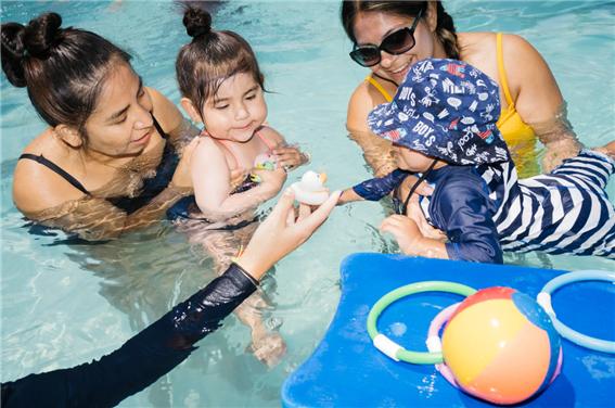 ▲최근 미국은 수영장 등의 실내공간에서 아이들의 익사 사고가 증가하고 있다. 위의 사진은 지역커뮤니티센터에서 수영강습을 받는 엄마와 유아의 모습. ⓒ NYT 홈페이지 캡쳐
