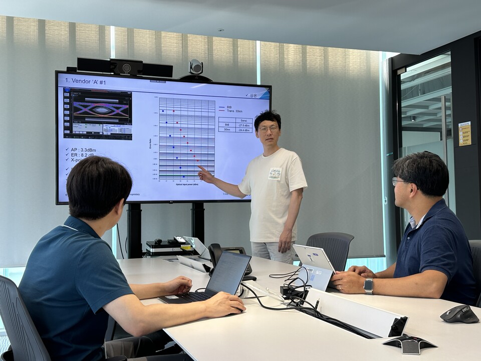 ▲SK텔레콤 담당자들이 ‘프론트홀 고속전송 가용파장 확대 기술’ 시연 결과를 검토하고 있다. ⓒSK텔레콤