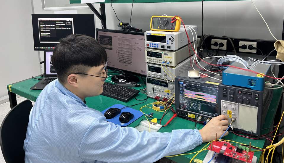 ▲오이솔루션 담당자가 SKT와 함께 개발한 ‘프론트홀 고속전송 가용파장 확대 기술’을 시연하고 있다. ⓒSK텔레콤