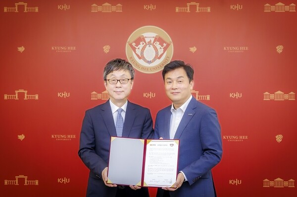 ▲지난 7일 경희대 서울캠퍼스 본관에서 진행된 협약식에서 장재성 삼양식품 대표이사(오른쪽)와 한균태 경희대 총장이 기념 촬영을 하고 있다. ⓒ삼양식품